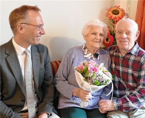 Alle freuten sich mit dem glücklichen Paar: Auch Bürgermeister Robert Pötzsch gratulierte Ida und Boris Alles zur eisernen Hochzeit.Foto re