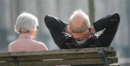 Alle Infos zur Hand: Mit dem Seniorenwegweiser können sich ältere Menschen im Landkreis entspannt zurücklehnen.Foto dpa