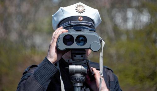 Alles im Blick: Ein Polizist schaut durch das Lasermessgerät. Insgesamt 600 Laser-Stunden verbuchten die Rosenheimer Polizisten im vergangenen Jahr. Foto dpa