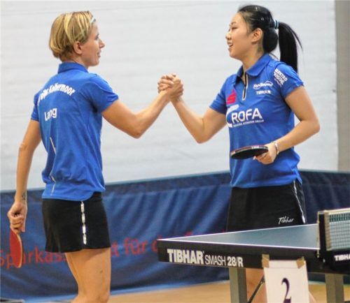 Als sich Kristin Lang und Lily Zhang nach dem Doppel abklatschten, war die Welt des SV-DJK Kolbermoor noch in Ordnung.Foto Erlich