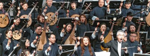 Angefeuert vom Dirigenten Yan Huichang durften die Zuhörer am Schluss mittrommeln. Foto Kitzbichler
