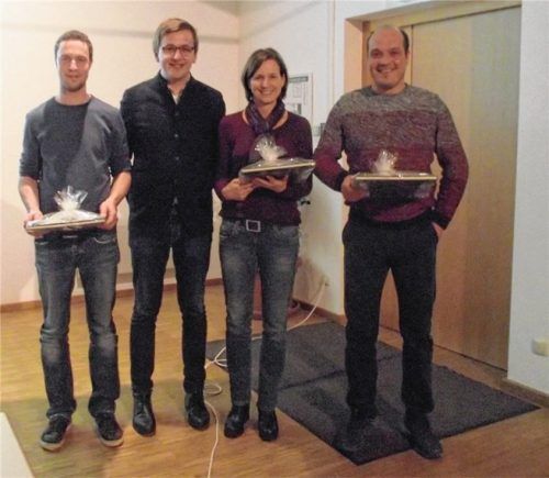 Anja Essendorfer (Zweite von rechts) und Wolfgang Lagler (links) beantworteten alle Fragen richtig und Andreas Rieder gewann die Stichwahl beim Quiz. Sie bekamen von Bürgermeister Christoph Schneider (Zweiter von links) einen Gutschein und einen Bildband überreicht.Foto Riedl