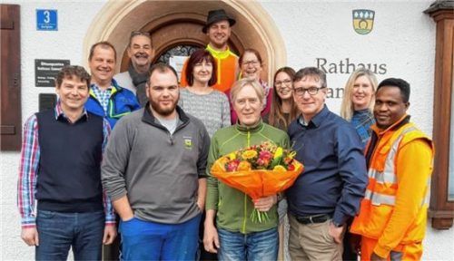 Anton Maurer im Kreise seiner Kollegen bei der Verabschiedung vor dem Rathaus.Foto re