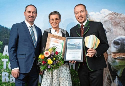 Aschaus Tourismuschef Herbert Reiter (rechts) und seine Stellvertreterin Corinna Sperger freuten sich in Steinberg am See in der Oberpfalz, die Urkunde vom stellvertretenden Ministerpräsidenten und Staatsminister Hubert Aiwanger entgegennehmen zu dürfen. Foto re