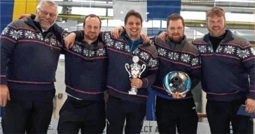 Aufsteiger in die 2. Bundesliga: Der SV Schechen mit Peter Rottmoser senior, Markus Heinzl, Michael Neumeier, Josef Berger und Peter Rottmoser junior (von links).Foto Kamhuber