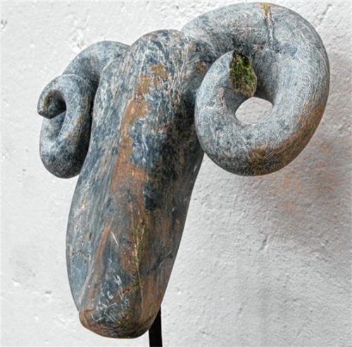 Aus Speckstein schuf Rajanee Burkhart diesen Widderkopf mit eingedrehten Hörnern.Foto  re