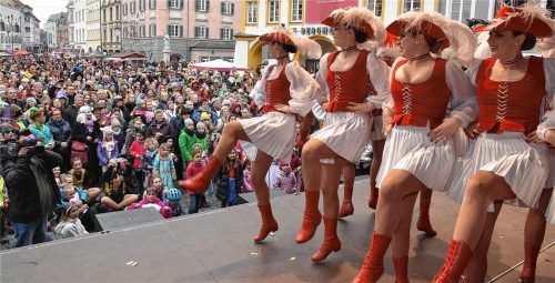Ausgelassene Stimmung: Rund 10000 Menschen feiern auf dem Rosenheimer Max-Josefs-Platz. Einer der Höhepunkte ist der Auftritt der Rosenheimer Faschingsgilde. Fotos Schlecker