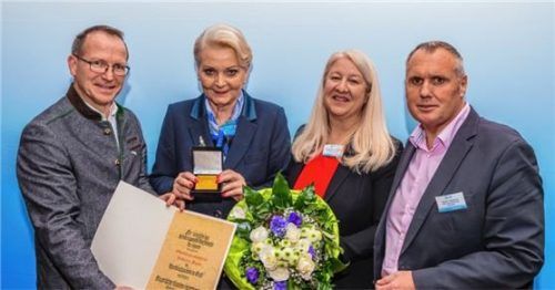 Ausgezeichnet: (von links) BLSV-Präsident Jörg Ammon verlieh Rosenheims Oberbürgermeisterin Gabriele Bauer gemeinsam mit der BLSV-Bezirksvorsitzenden Claudia Daxenberger und dem Rosenheimer Kreisvorsitzenden Rainer Pastätter (von links) die Verdienstmedaille in Gold.Foto re
