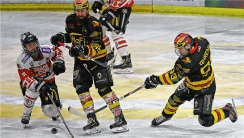 Bad Aiblings Matthias Ahrens (rechts) bei einem Schussversuch im Spiel gegen Buchloe.Foto Habermann