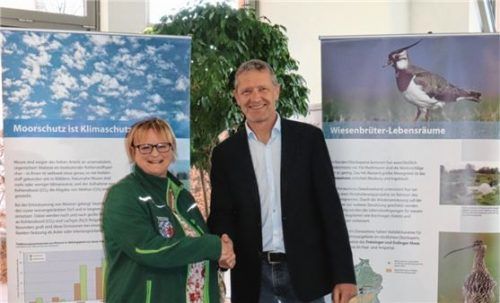 Bärbel Gäntle und Bürgermeister Rainer Auer bei der Ausstellung „Moore, Vielfalt, Oberbayern“ im Rathaus in Stephanskirchen.Foto re