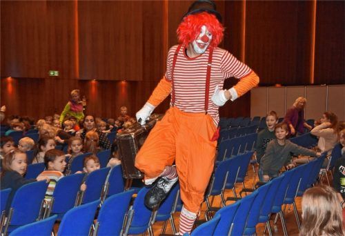 Bald schlägt ihre letzte Stunde: Die blauen Stühle im Saal Bayern kommen weg. Foto Schlecker