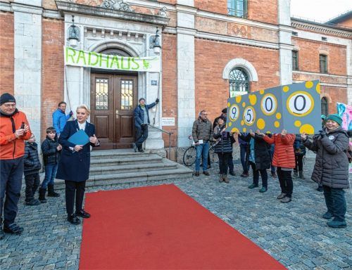 Beeindruckt zeigte sich Oberbürgermeisterin Gabriele Bauer (links) von der Tatsache, dass für den sogenannten „Radentscheid“ binnen drei Monaten 9500 Unterschriften zusammengekommen waren. Fotos Thomae