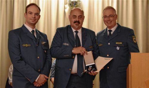 Bei der Ehrung: (von links) Ortsbeauftragter Harald Feckl, Gerhard Holzmeier (THW Ehrenzeichen in Bronze) und der Leiter der Regionalstelle Bad Tölz, Manfred Bock. Foto re