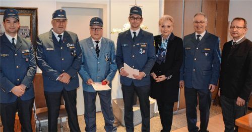 Bei der Feierstunde: (von links) Ortsbeauftragter Harald Feckl, stellvertretender Ortsbeauftragter Günter Schübel, Erwin Huber (40 Jahre), Christian Scherer (25 Jahre), Oberbürgermeisterin Gabriele Bauer, der Leiter der Regionalstelle Bad Tölz, Manfred Bock, und der Amtsleiter für Brand- und Katastrophenschutz der Stadt Rosenheim, Hans Meyrl. Foto Heise