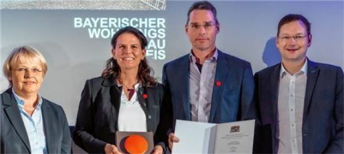 Bei der Preisverleihung: Karin Sandeck (Bayerisches Staatsministerium für Wohnen, Bau und Verkehr), Andrea Anglhuber (Bauherrin), Josef Anglhuber (Architekt) und Dr. Hans Reichhart (Staatsminister für Wohnen, Bau und Verkehr). Foto Bauministerium