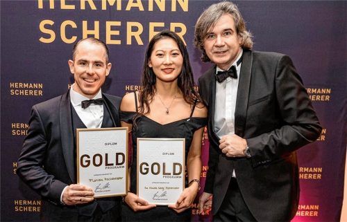 Bei der Siegerehrung: Hermann Scherer (rechts) überreicht den Excellence Speaker Award an Florian Hochenrieder und Michelle Xue Wang. Fotos Dominik Pfau