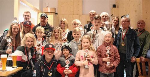 Bei der Siegerehrung im Sportheim: Die glücklichen Gewinner der Riederinger Dorf- und Vereinsmeisterschaft mit ihren Pokalen und Medaillen.Foto re