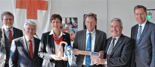 Bei der symbolischen Schlüsselübergabe: (von links) Landtagsabgeordneter Dr. Marcel Huber, BRK-Präsident Theo Zellner, BRK-Kreisgeschäftsführerin Tanja Maier, Unternehmer Richard Laumer, Landrat Georg Huber und Staatssekretär Stephan Mayer. Foto  Bauer