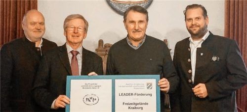 Bei der Übergabe des Förderbescheids für das geplante Freizeitgelände am neuen Naturbad Kraiburg: (von links) Thomas Einwang, Bürgermeister von Buchbach und Vorsitzender LAG Mühldorfer Netz, Sebastian Wittmoser, Leader-Koordinator am Amt für Ernährung, Landwirtschaft und Forsten Rosenheim, Dr. Herbert Heiml, Bürgermeister von Kraiburg, und Sascha Schnürer, LAG-Manager Mühldorfer Netz.Foto  Mühldorfer Netz
