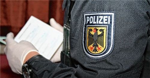 Bei der Überprüfung von Papieren verschiedener Reisender sind den Bundespolizisten mehrere Fälschungen in die Hände gefallen. Foto Bundespolizei