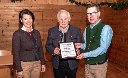 Bei der Überreichung der Ehrenurkunde (von links) Roswitha Estermann, Hans Auer und Georg Huber.Foto  Nitzsche