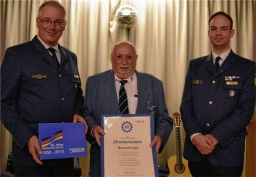 Bei der Urkundenübergabe: (von links) der Leiter der Regionalstelle Manfred Bock, Manfred Kröger (60 Jahre Engagement im THW, Ortsverband Rosenheim) und der Ortsbeauftragte Harald Feckl.Foto  re