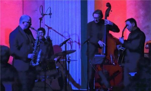 Bei sphärischer Beleuchtung in der evangelischen Kirche in Prien brillierten Gitarrist Philipp Stauber und Stargast Thomas Stabenow am Bass. Foto Friedrich