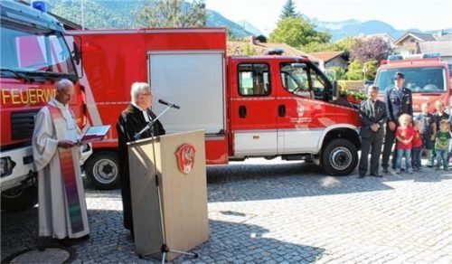 Bei strahlendem Sonnenschein wurde das neue Feuerwehrfahrzeug der Feuerwehr Flintsbach von den beiden Pfarrern Helmut Kraus und Thomas Löffler eingeweiht.