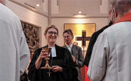 Beim Abendmahl: Die neue Dekanin Dagmar Häfner-Becker tritt den Gläubigen mit dem Weinkelch gegenüber. Fotos Thomae