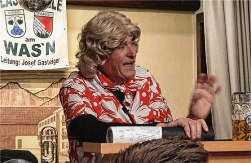 Beim Auftritt: Als Putzfrau im Rosenheimer Rathaus nimmt Franz Knarr lokalpolitische Themen aufs Korn. Foto re