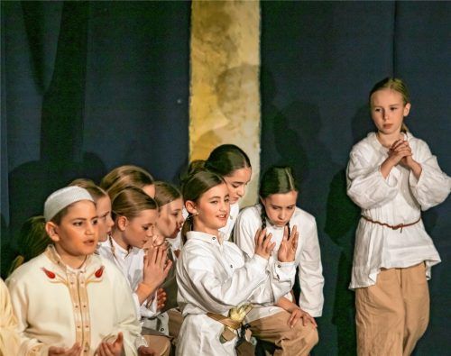 Beim Gebet: die jungen Schauspieler des christlich-muslimischen Kinderchorprojekts.