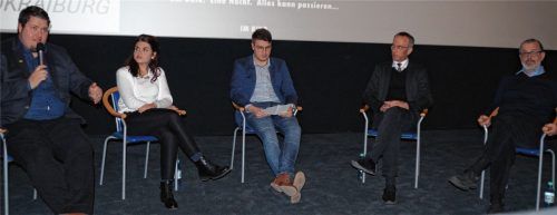 Beim kommunalpolitischen Talk für Neuwähler debattierten (von links) Valentin Clemente (FDP), Stephanie Pollmann (CSU) in Vertretung des erkrankten Bürgermeisterkandidaten Wolfgang Nadvornik, Niklas Renner, Vorsitzender des Jugendparlaments, Bürgermeister Robert Pötzsch (UWG) und Zweiter Bürgermeister Richard Fischer (SPD) über Jugendthemen. Foto  Grundner