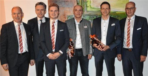 Beim Neujahrsempfang 2020 der RSA-Bank in Soyen: Vorstandssprecher Thomas Rinberger, Soyens Bürgermeister Karl Fischberger, Prokurist Andreas Thalmeier, Richard Schätzl, Oliver Hiltscher und Vorstand Alfred Pongratz.Foto manzinger