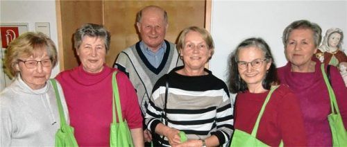 Beim Neujahrsempfang wurden geehrt: (von links) Erna Meindl, Hannelore Gottwald, Hans Asanger, Brigitte Winterer, Hildegard Asanger und Kathrin Rappensberger. Es fehlt: Günther Manz. Foto re
