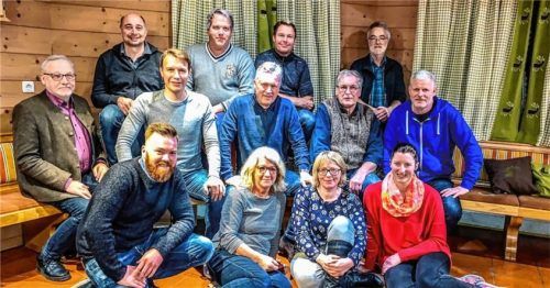 Bereit für die Wahl: Bürgermeister Rudolf Leitmannstetter (Bildmitte) und sein Team der ÜWG Votareuth.Foto re