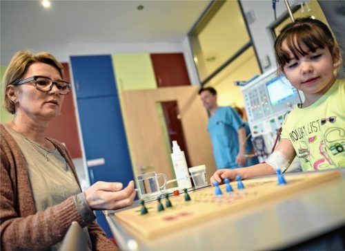 Besuchsdienst von Ehrenamtlichen auf der Kinderstation eines Krankenhauses. Die Gemeinde Großkarolinenfeld will jetzt die vielen ehrenamtlich Tätigen besonders ehren.Foto DPA