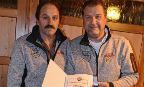 Bezirksobmann Peter Sedlbauer (links) verlieh Günther Weiß die Ehrennadel in Bronze. Foto sedlbauer