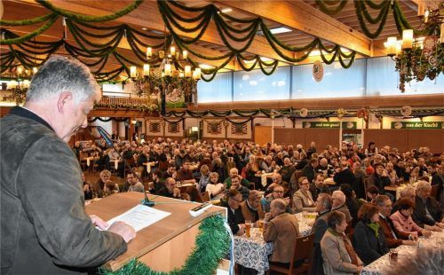 Bleibt an der Spitze des Vereins: Rainer Schäfer, hier bei seiner Ansprache in der Inntalhalle. Fotos Schlecker