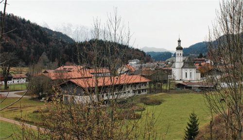 Blick auf den Linnerhof in Sachrang. Das leer stehende Gebäude soll ein Ort der musikalischen Begegnung werden. Foto Rehberg