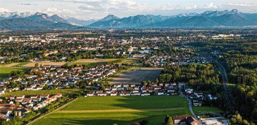 Blick auf Rosenheim in Richtung Süden, vorne Westerndorf St. Peter, rechts die Bahnlinie. Auch die Stadt könnte der Brenner-Nordzulauf voll treffen. Foto Markus Kroneck