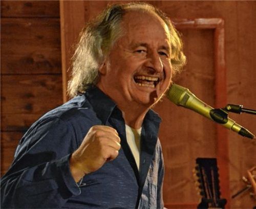 Blues und Rock und mehr spielte Edwin Kimmler auf der Staudacher Musikbühne. Foto Bovers