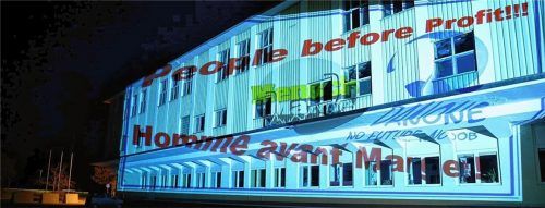 Botschaften mit dem Beamer: Die Gewerkschaft NGG protestierte gegen die Danone-Werksschließung.Foto brachtl