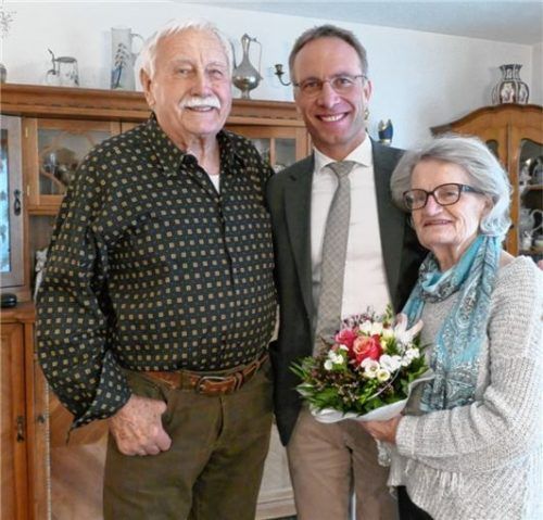 Brunhilde Kroll freute sich riesig, als Bürgermeister Robert Pötzsch ihr und ihrem Mann Anton zur diamantenen Hochzeit gratulierte. Foto  Bachmaier