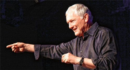 Brustmann kann auch Dirigent: Hier leitet er eine Zuschauerin an, die ihn beim Musizieren am Glockenspiel unterstützt. Fotos AHN