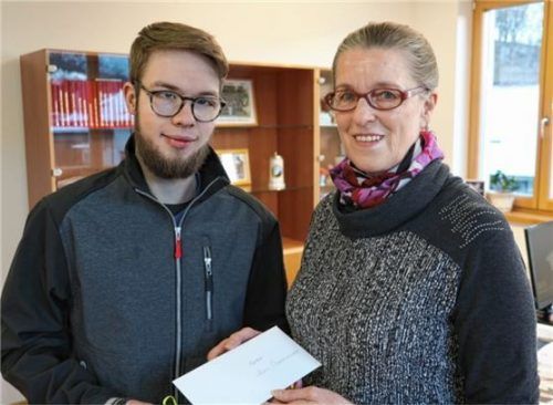 Bürgermeisterin Marianne Steindlmüller überreicht Alois Osterhammer die Glückwünsche der Gemeinde.Foto Rehberg