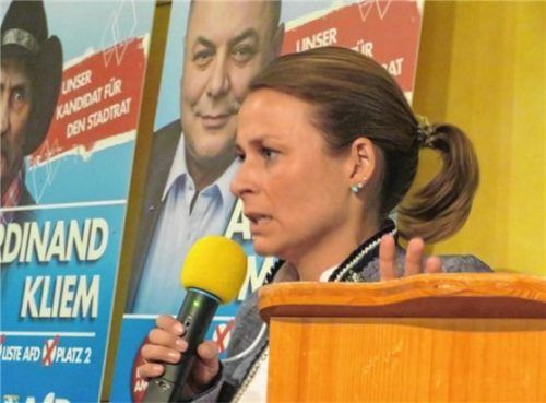 Corinna Miazga, Landesvorsitzende der AfD, bei ihrer Rede in Waldkraiburg.Foto  Rath