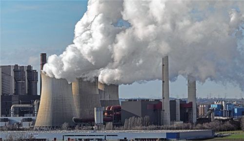 Dampf und Rauch steigt aus dem RWE-Kraftwerk Weisweiler. Das Braunkohlekraftwerk soll nach der Einigung von Bund und Ländern zum Kohleausstieg bald vom Netz gehen. Foto dpa