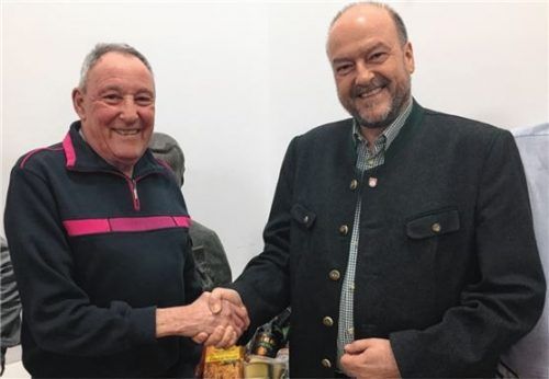 Dank an den Revisor: Dr. Wolfgang Bergmüller (rechts) überreichte Werner Wiedemann einen Geschenkkorb.Foto re