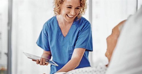 Dank digitaler Technik wird auch die Kommunikation zwischen den verschiedenen Pflegefachkräften vereinfacht – etwa durch schnelle Dokumentation übers Tablet. Foto djd/Deutscher Pflegetag/Getty Images/Cecilie Arcurs