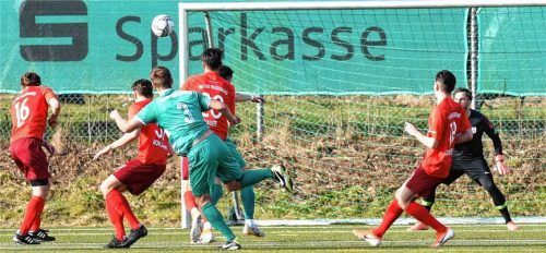 Das 1:0 für den SB Rosenheim: Lukas Ugolini (Nummer 3) traf mit einem schönen Distanzschuss. Foto  Ziegler